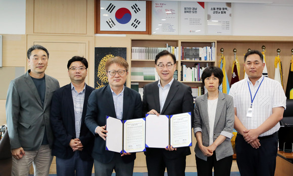 하동군과 연암공대가 대송산단 입주기업 인력양성을 위한 업무협약 체결하고 있다. ⓒ 하동군