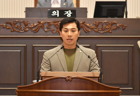 전종현 진주시의원이 5분발언에서 진주형 새내기 지원금 도입을 제안하고 있다. ⓒ 진주시의회