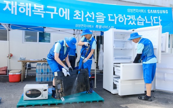 지난 19일 충남 공주에서 삼성전자서비스 임직원이 수해지역 피해 주민들을 위해 가전제품 특별 점검을 진행하는 모습. ⓒ 삼성