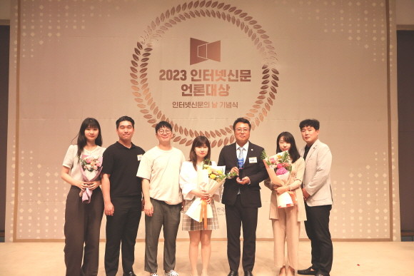 19일 한국프레스센터 국제회의장에서 시상식이 진행된 ‘2023 인터넷신문 언론대상’에서 매체부문 대상을 수상한 프라임경제의 이종엽 대표이사(왼쪽에서 다섯번째)와 프라임경제 기자들이 기념촬영하고 있다. ⓒ 프라임경제
