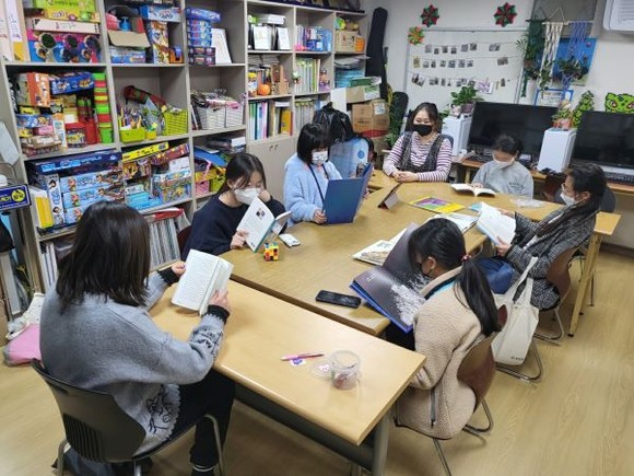지역아동센터 선생님들이 학습 지도를 하고 있다. ⓒ 프라임경제
