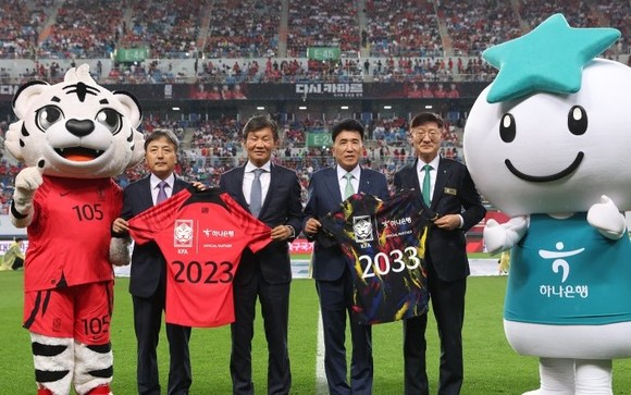 함영주 하나금융 회장과 이승열 하나은행장이 지난 6월 20일 열린 하나은행 초청 축구 국가대표팀 친선경기에 참석했다. ⓒ 하나금융그룹