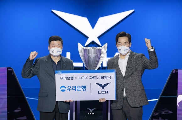 권광석 우리은행장과 오상헌 LCK 대표가 지난 2021년 파트너 계약을 체결했다. ⓒ LCK