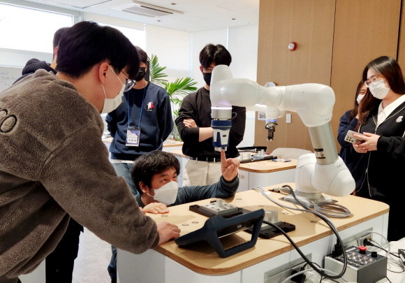 분당두산타워 내 위치한 두산로보틱스 공식교육센터에서 학생들이 협동로봇 관련 교육을 수강하고 있다. ⓒ 두산로보틱스
