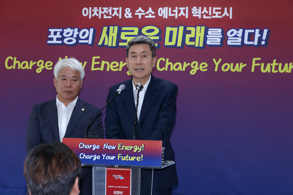 20일 포항시청 브리핑룸에서 이강덕 포항시장이 이차전지 특화단지 최종선정에 대한 기자회견을 하고 있다. = 김진호 기자
