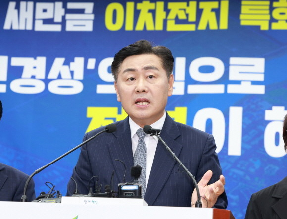 김관영 전북도지사가 20일 전북도청에서 열린 '새만금 이차전지 특화단지 선정' 기자회견에서 발언하고 있다. ⓒ 전북도