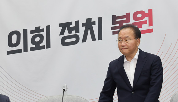 국민의힘 윤재옥 원내대표가 21일 오전 서울 여의도 국회에서 열린 원내대책회의에 참석하고 있다. ⓒ 연합뉴스