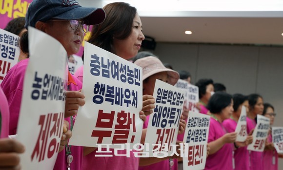 충남여성농민들이 지난 20일 '이대로는 못살겠다'면서 윤석열 정부의 농업정책을 규탄하고 퇴진을 외치고 있다. ⓒ 프라임경제