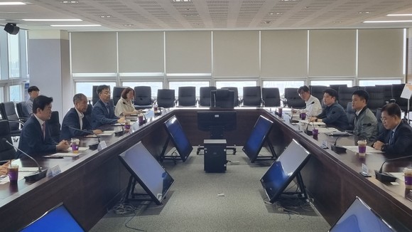 조규일 시장이 항공안전기술원장·한국세라믹기술원장 만나 AAV 소재 인증사업 협조를 요청하고 있다. ⓒ 진주시