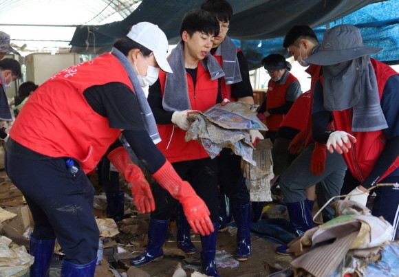 수해를 입은 청주시 오송읍 호계리 토마토 농장에서 21일 LG에너지솔루션 오창 에너지플랜트 임직원 80여명이 수해 복구 봉사활동을 진행하고 있다. ⓒ LG에너지솔루션