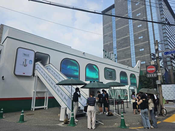 트래블로그 팝업스토어 입장을 기다리고 있는 고객들. =이유진 기자
