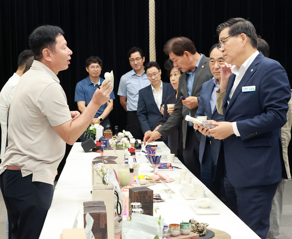 진병영 함양군수가 산양삼 고부가가치 신규가공제품 품평회에서 가공업체로부터 제품 기능 설명을 듣고 있다. ⓒ 함양군