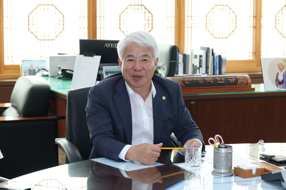 지난 21일 포항시의회 백인규 의장이 시의회에서 기자들의 질문에 답변하고 있다. = 김진호 기자