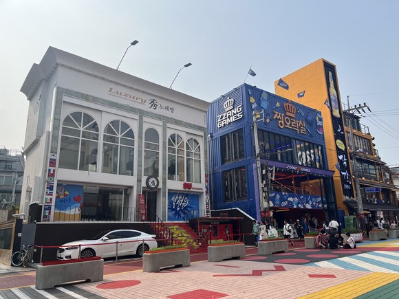 오비맥주는 상권 주변의 인근 오락실, 노래방 등도 카스쿨 콘셉트로 탈바꿈시켰다. = 김수현 기자