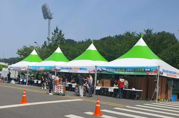 김천시가 20일 자매도시 군산시 월명종합경기장에서 농산물 홍보·판촉 행사를 진행하고 있다. ⓒ 김천시