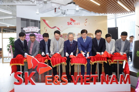 서건기 SK E&S 리뉴어블스(Renewables) 부문장(오른쪽에서 4번째), 권순칠 주호치민 대한민국 총영사관 부총영사(왼쪽에서 5번째) 등 참석자들이 SK E&S 베트남 대표사무소 개소식 리본 커팅식을 하고 있다. ⓒ SK E&S