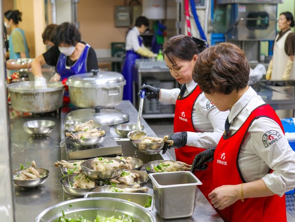 보람그룹 임직원들이 중복을 맞아 200여명의 저소득 재가 장애인에게 여름철 대표 보양식 삼계탕을 제공했다. ⓒ 보람그룹