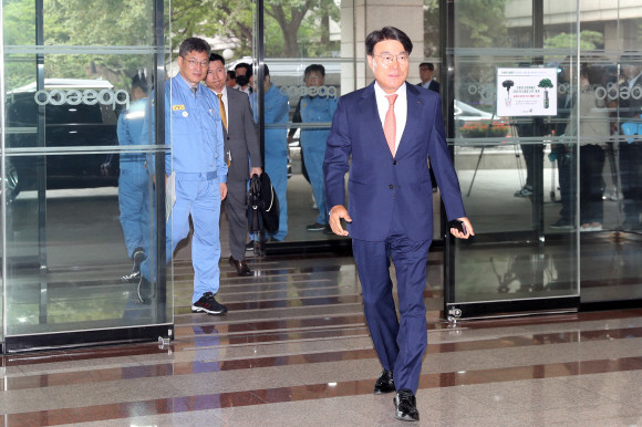 지난 3일 경북 포항시 남구 포스코 본사에서 열린 포스코 포항제철소 1기 설비 종합준공 50주년 기념행사에 참석하기에 위해 최정우 포스코홀딩스 회장이 본사 건물 로비로 들어서고 있다. ⓒ 연합뉴스