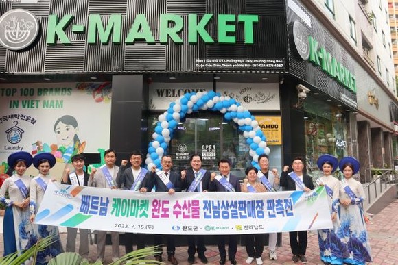 완도군이 개최한 지난 7월15일 베트남 케이마켓 내 전남상설판매장 입점 기념식 및 수산 제품 판촉전 모습. ⓒ 완도군