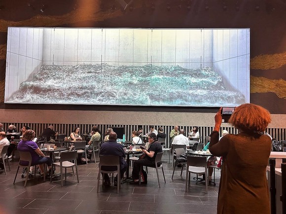 지난 19일 미국 뉴욕시 링컨센터 데이비드 루벤스타인 아트리움(David Rubenstein Atrium) 내 디지털 월에 설치된 디스트릭트의 웨이브 전시. ⓒ SK그룹