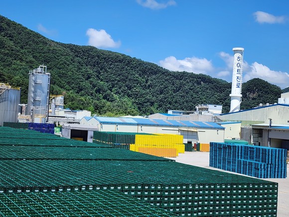 동양 최대의 규모와 생산설비로 태어난 강원공장은 연 50만 KL의 생산력을 갖춘 맥주 공장으로 메인컨트롤 룸에서 최소의 인원이 전 공정을 수행하고 있다. ⓒ 하이트진로