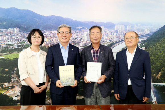 오태완 의령군수와 성수현 문화원장이 '의춘지' 현대판 재탄생을 기념하고 있다. ⓒ 의령군