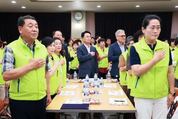 사천시가 돌봄활동가 '우리동네 홍반장' 발대식을 하고 있다. ⓒ 사천시
