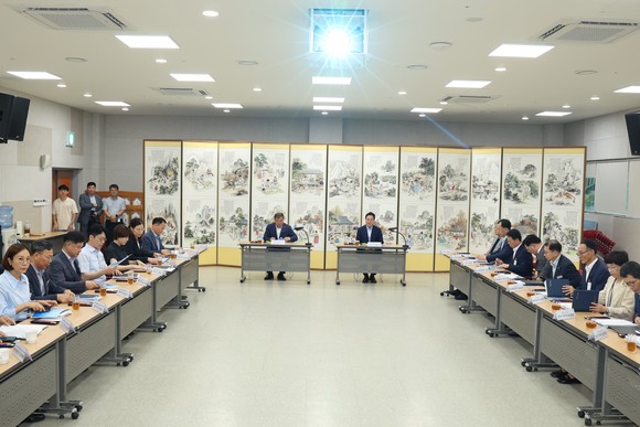 박완수 경남도지사가 2023산청엑스포 추진상황 점검을 위한 보고회를 진행하고 있다. ⓒ 산청군
