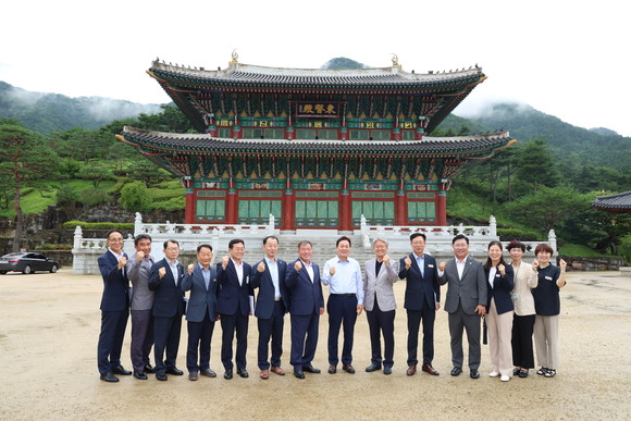 박완수 경남도사와 관계자들이 엑스포 현장을 둘러보고 있다. ⓒ 산청군