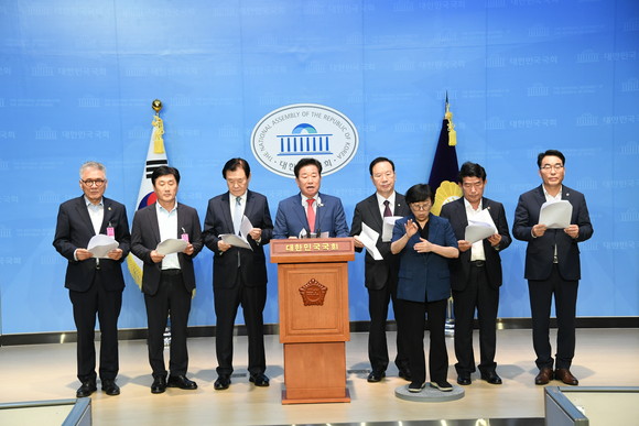 경남도의회가 국회에서 우주항공청 설치 특별법 제정 촉구 기자회견을 하고 있다. ⓒ 경남도의회