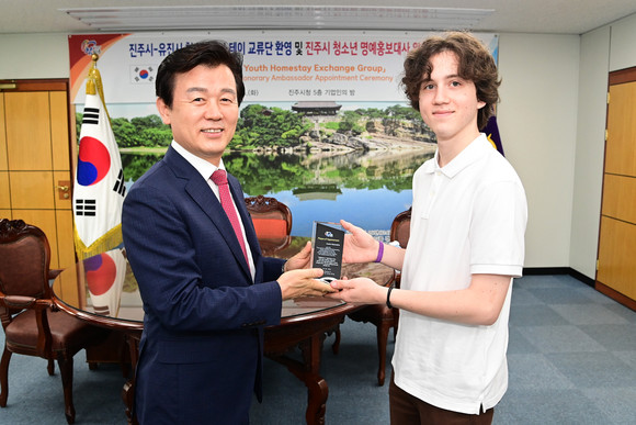 조규일 진주시장이 미국 유진시 학생에게 진주시 청소년 명예홍보대사로 위촉하고 있다. ⓒ 진주시
