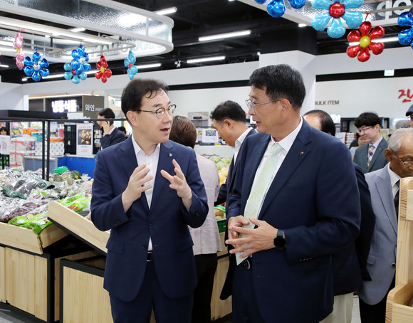 하승철 군수와 김구영 조합장이 하동축산 발전을 위해 의견을 교환하고 있다. ⓒ 하동군