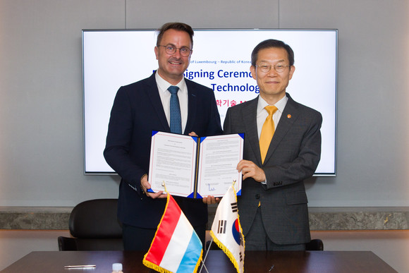 자비에 베텔(Xavier Bettel) 룩셈부르크 총리(미디어통신부 장관)와 이종호 과학기술정보통신부 장관이 26일 오전 서울 중구 롯데호텔 이그제큐티브타워에서 한-룩셈부르크 양자과학기술협력 양해각서에 서명하고 기념촬영을 하고 있다. ⓒ 과학기술정보통신부