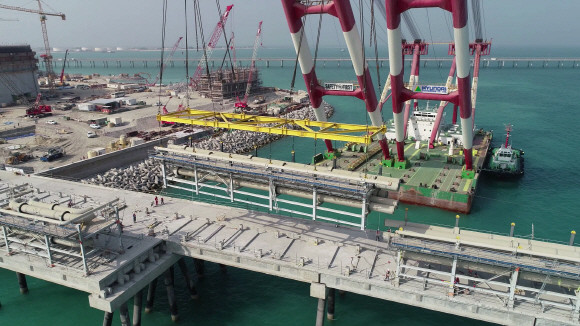 현대엔지니어링이 2021년 11월 완공한 쿠웨이트 알주르 LNG 수입 터미널 프로젝트. 외부 공장에서 제작한 플랜트 모듈을 현장에서 해상 크레인을 이용해 시공하고 있다. Ⓒ 현대엔지니어링