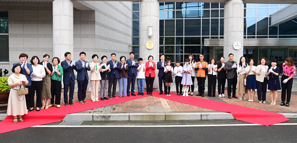 진주시가 유니세프 아동친화도시 인증선포 현판 제막식을 개최하고 있다. ⓒ 진주시