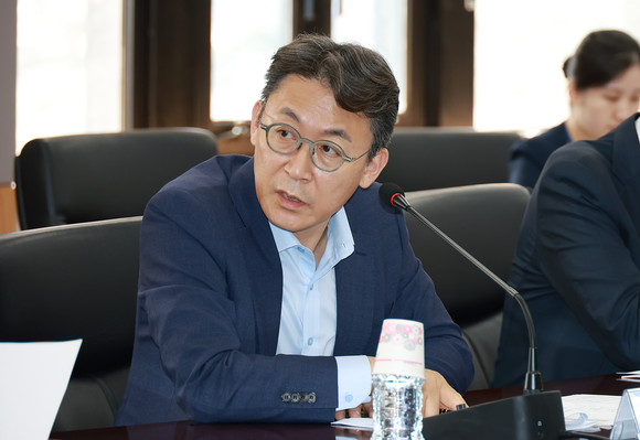 권대영 금융위원회 상임위원이 26일 정부서울청사에서 고용노동부·금융감독원·금융협회와 개최한 퇴직연금 관련 시장 안정 간담회에서 퇴직연금 시장에서의 자금이동 관련 리스크를 점건·논의했다. ⓒ 금융위원회