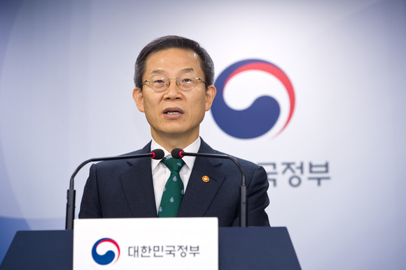 이종호 과학기술정보통신부 장관이 27일 오전 서울 종로구 정부서울청사 본관 브리핑룸에서 '우주항공청 설립운영 기본방향' 관련 브리핑을 하고 있다. ⓒ 과학기술정보통신부