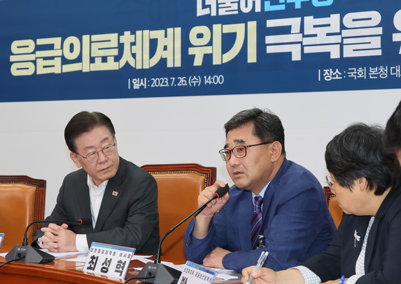 더불어민주당 이재명 대표가 지난 26일 국회에서 열린 응급의료체계 위기 극복을 위한 간담회에서 최성혁 대한응급의학회 이사장의 발언을 경청하고 있다.ⓒ 연합뉴스