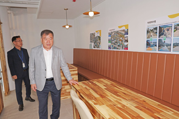 이승화 산청군수가 산청애뜰을 둘러보고 있다. ⓒ 산청군