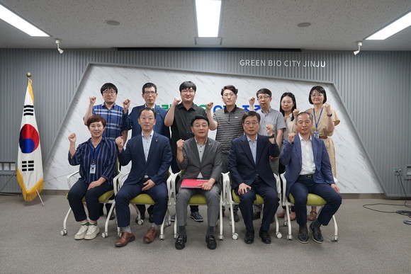 경남도와 진주시가 천연소재 허브 구축사업 유치를 위해 간담회를 실시하고 있다. ⓒ 경남도