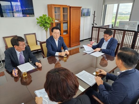 구복규 화순군수(좌측)이 서삼석 예산결산위원장(우측)에게 화순군 지역 현안 사업을 설명하고 있다. ⓒ 화순군