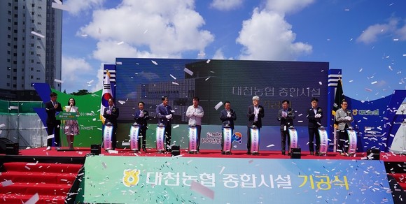 대천농협은 지난 26일 김동일 보령시장을 바롯해, 박상모 보령시의회 의장 등이 참석한 가운데 대천농협 종합시설 기공식을 개최 후기념촬영을 하고 있다. ⓒ 대천농협