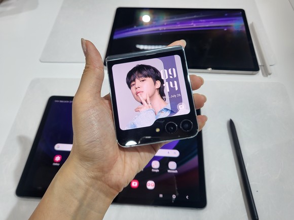 외부 화면을 기존 1.9인치에서 3.4인치로 확 키웠다. = 박지혜 기자