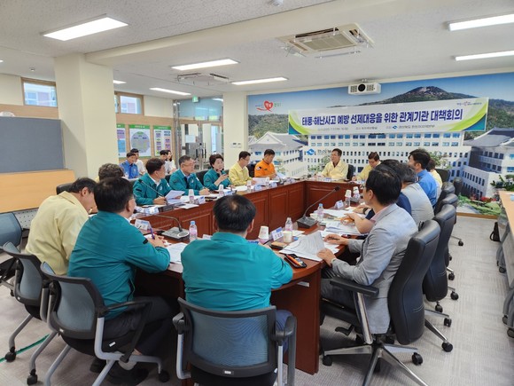 27일 경상북도 환동해본부에서 태풍·해난사고 예방 선제대응 관계기관 대책회의 개최하고 있다. ⓒ 경상북도