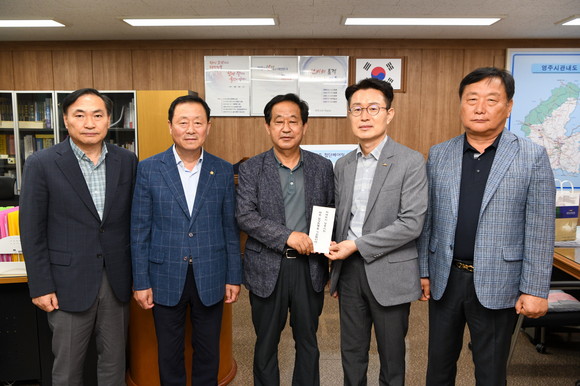 자매도시 대구 수성구, 영주시에 불우이웃돕기 성금 1000만원 기탁하고 있다. ⓒ 영주시