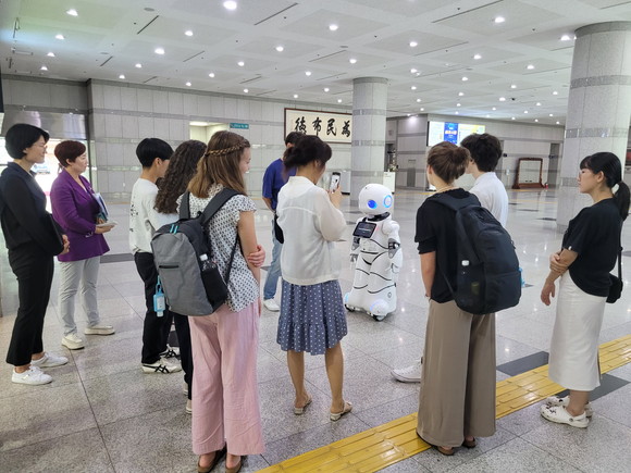 학생들이 에나봇에게 질문을 하고있다. ⓒ 진주시