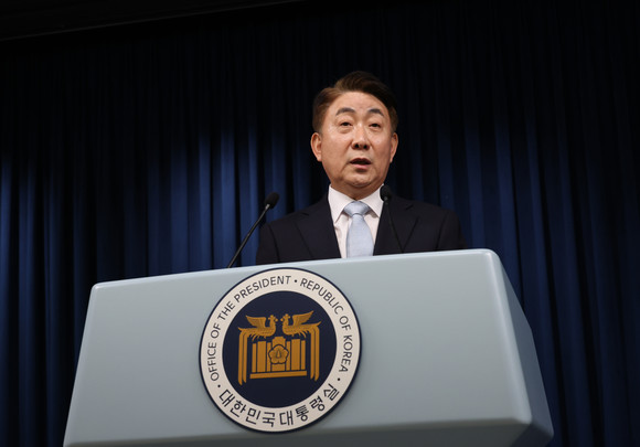 방송통신위원장 후보로 지명된 이동관 대통령 대외협력특보가 28일 서울 용산 대통령실 청사 브리핑룸에서 인사말을 하고 있다. ⓒ 연합뉴스