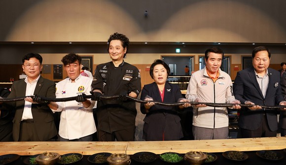 28일 쌀 소비 촉진을 위해 함께 만들어보는 대형 김밥 퍼포먼스 장면. ⓒ 보령시
