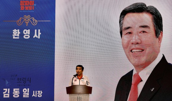 28일 대천해수욕장 보령머드테마파크 컨벤션관에서 'K-웰니스 보령 씨푸드&투어리즘'에서 축사를 하고 있는 김동일 보령시장. ⓒ 보령시