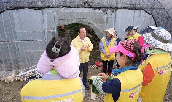 백성현 논산시장이 피해복구 현장을 돌며 봉사자들에게 감동의 인사를 전하고 있다. ⓒ 논산시